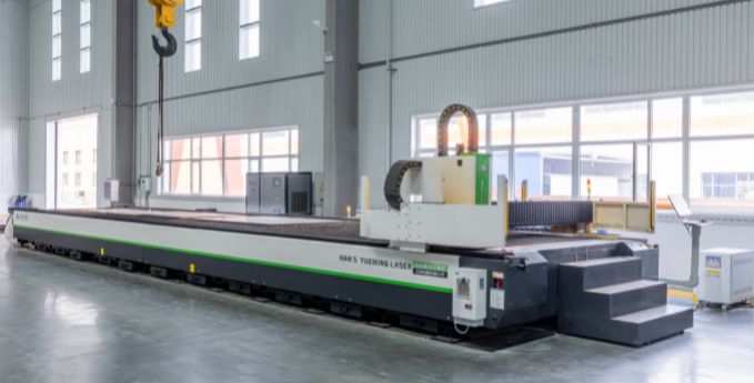 12000 W laser cutting machine (2.5 * 12 meters)